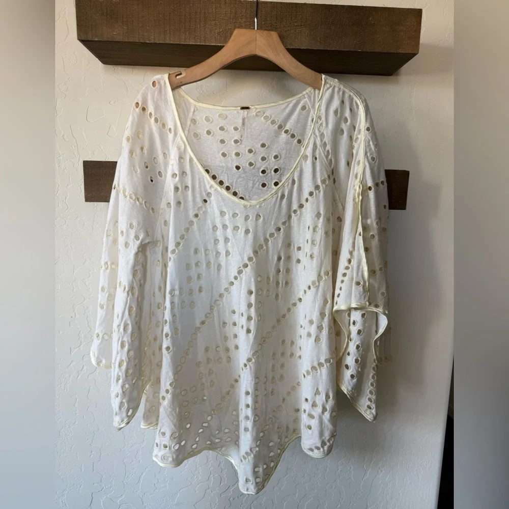 Free People|Boho blouse “Dot to dot eyelet top with split bell sleeves•Oversized